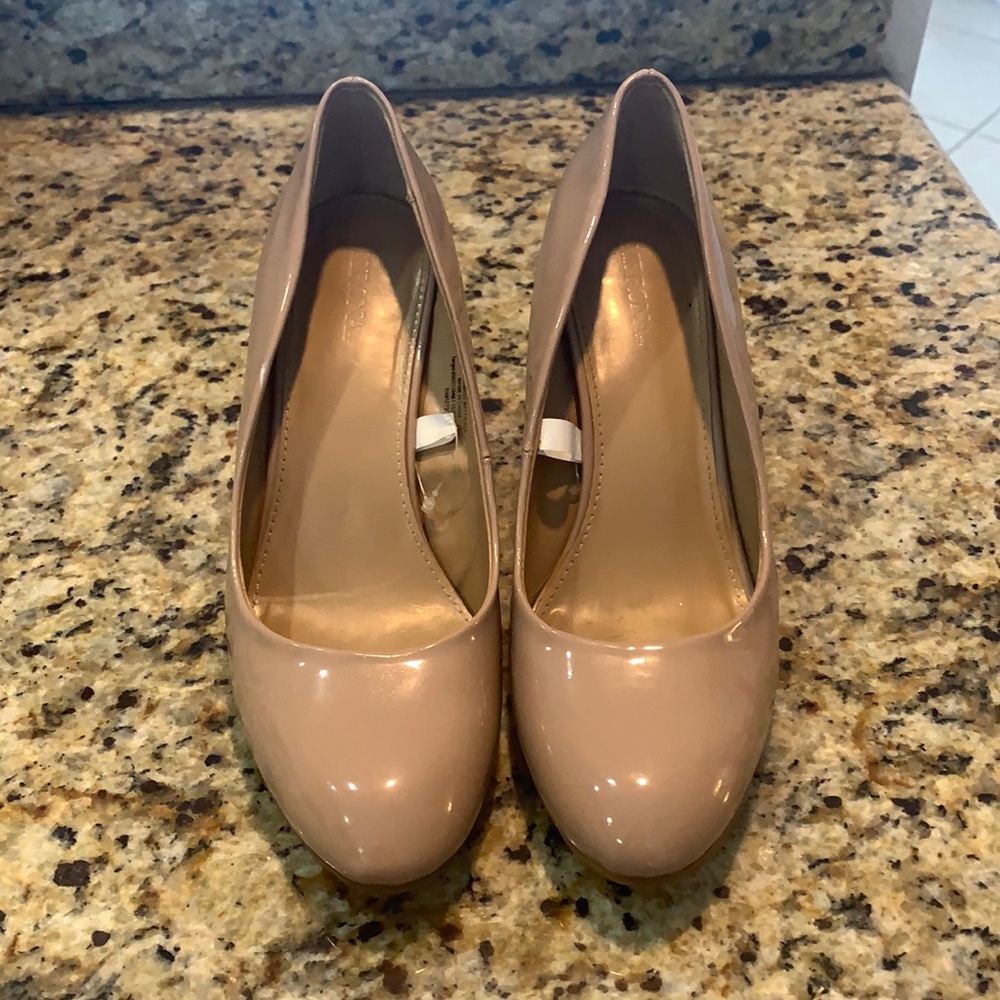 Nude pumps size 7 1/2